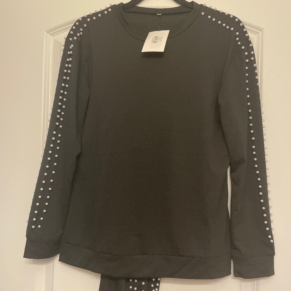 Black jogger, set with pearl detail on pants and top
